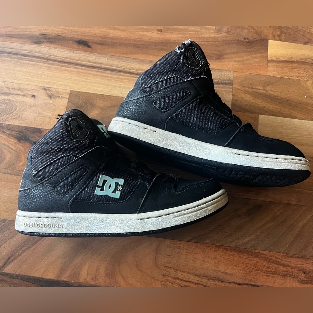 DC Girls Sz 4 High Top Sneakers